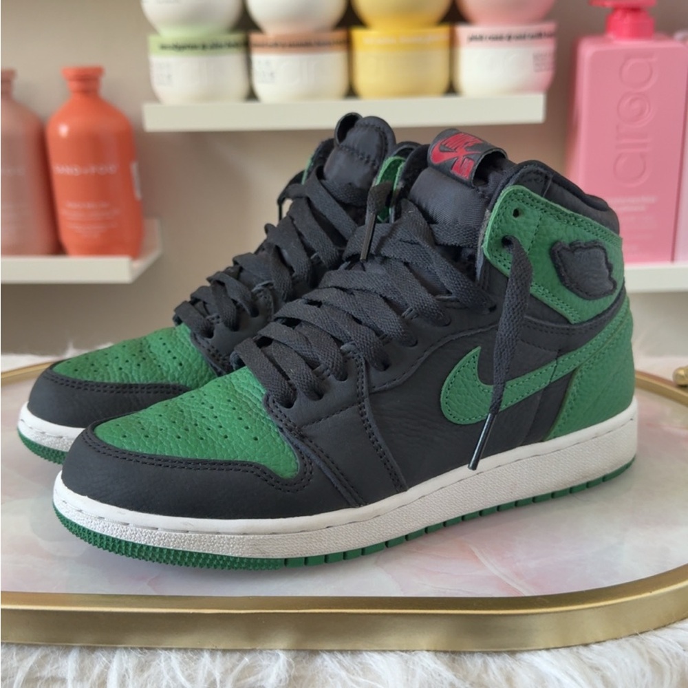 Nike Air Jordan 1 High Green and Black Sneakers - Picture 3 of 8